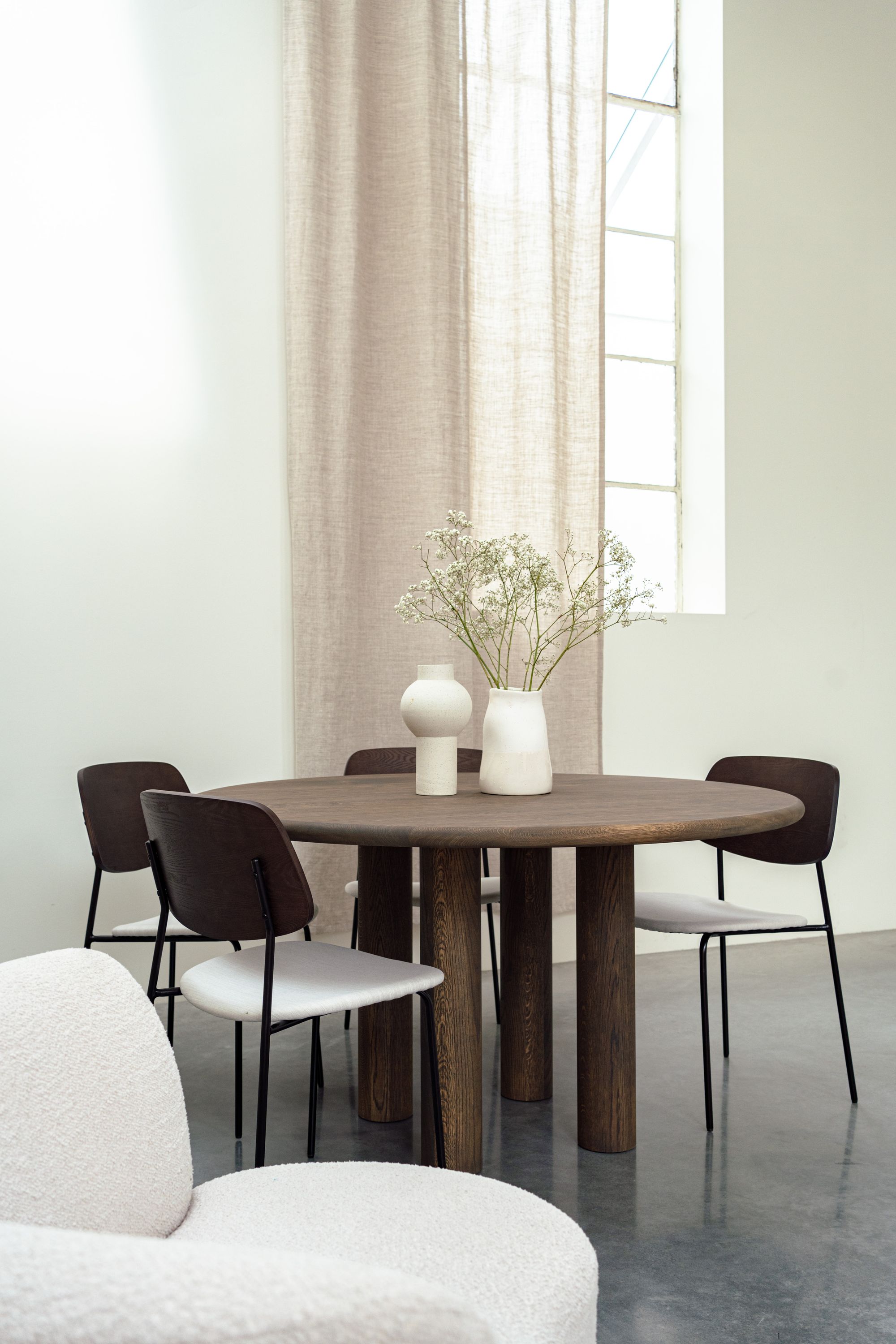 Ronde tafel 140 cm in rookbruine kleur