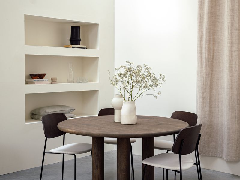 Ronde tafel Atour met bruine kleur en 4 ronde kolompoten.