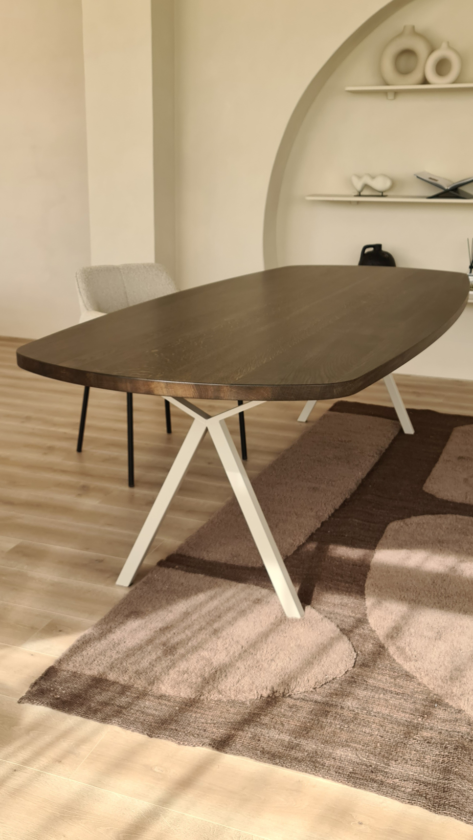 Deens ovale tafel met stalen beige poten.
