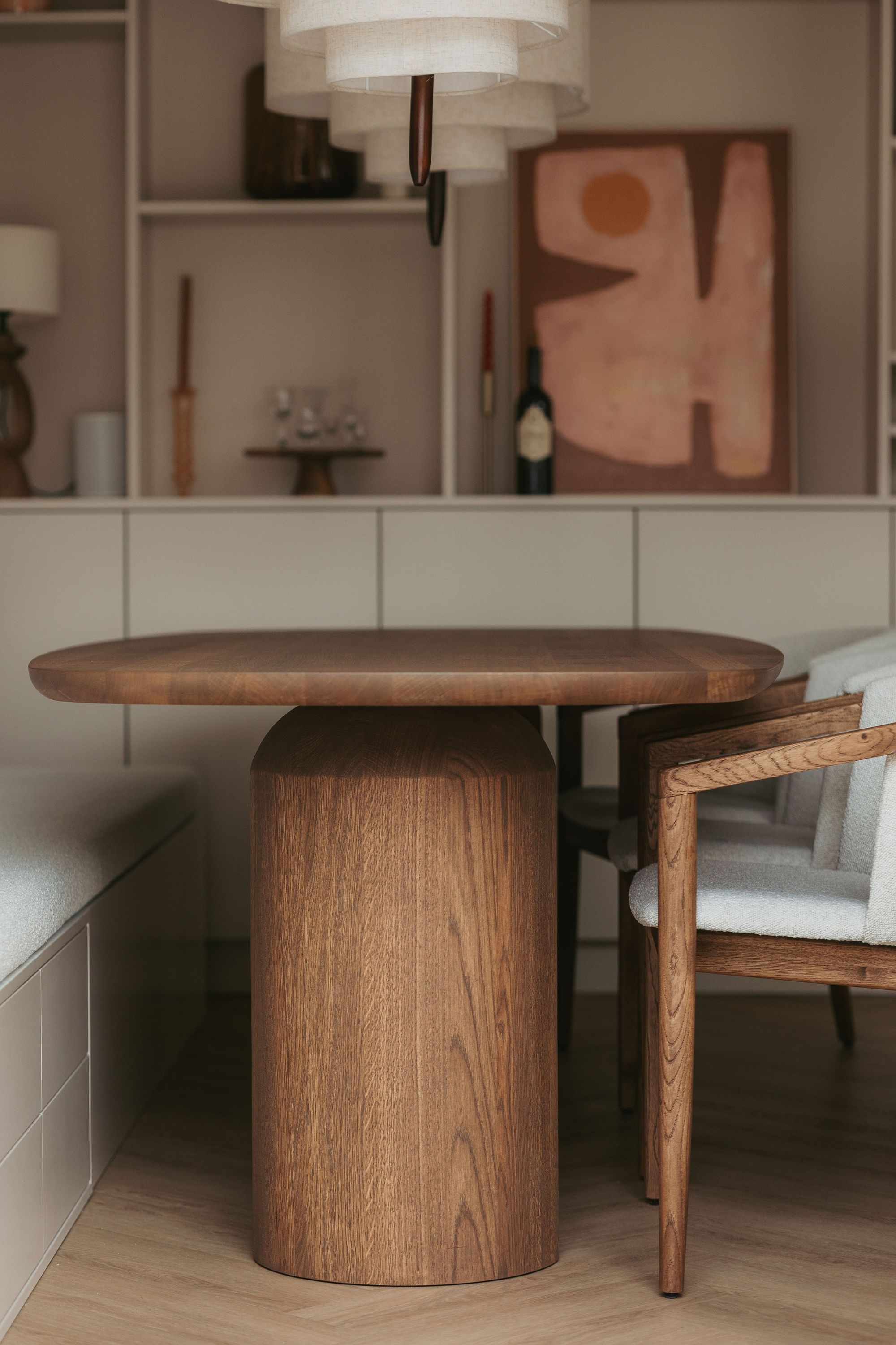 Massief eiken tafel met zware poten