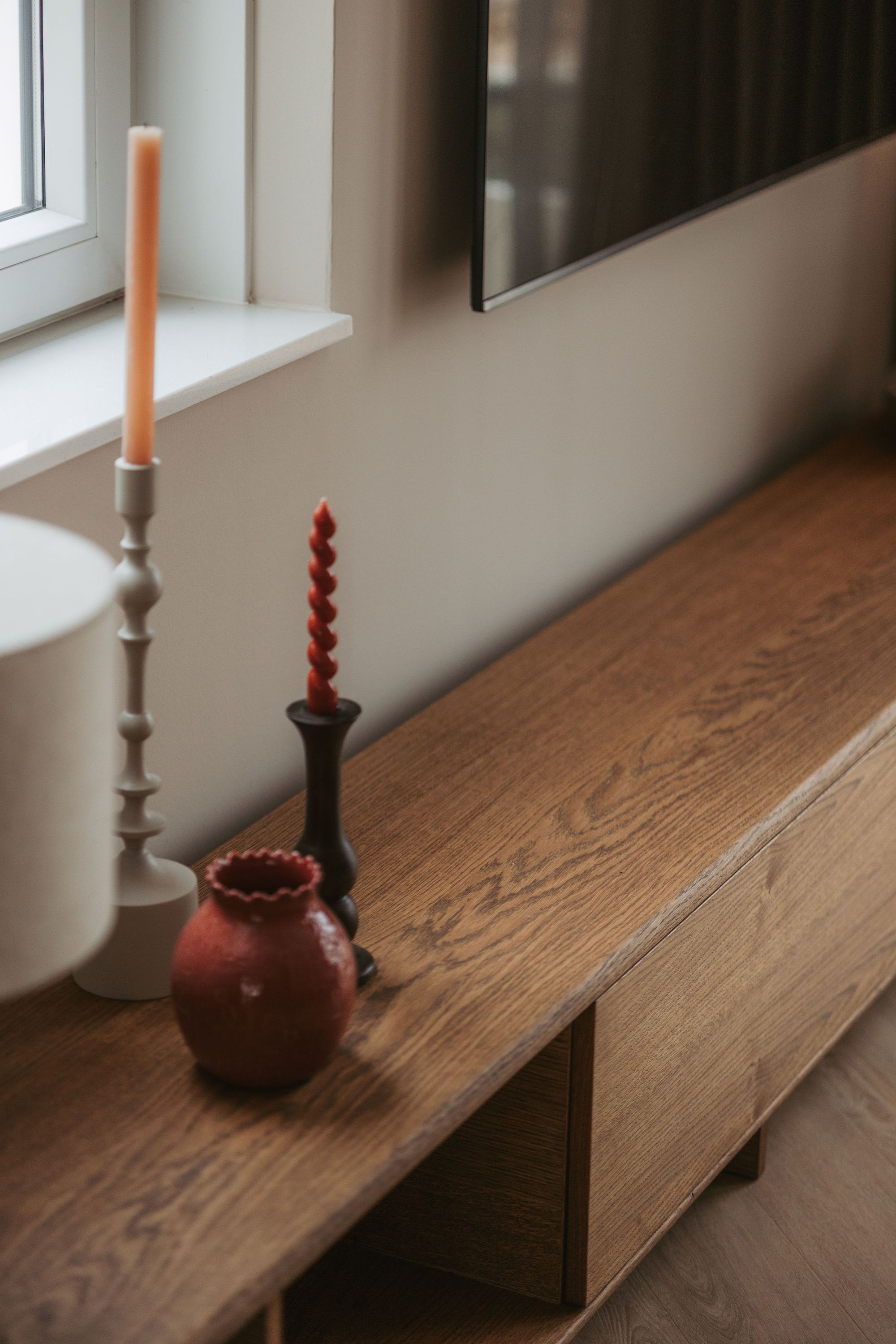 Detail walnootkleur eikenhouten maatwerk tv kast