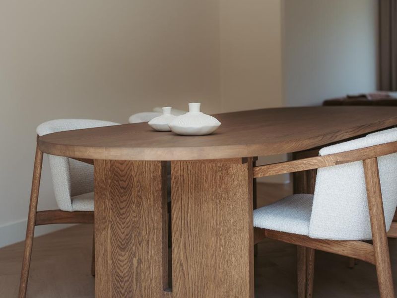 Capsule vorm massief eiken tafel met walnoot kleur eikenhout.