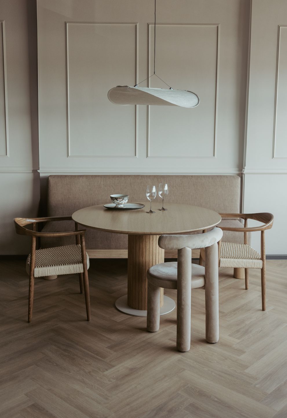 Ronde tafel 120 cm met verjongde randafwerking.
