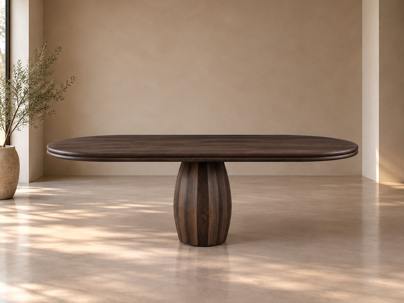 Capsule vorm massief eiken tafel met chique verfijnde afwerking en midden poot.