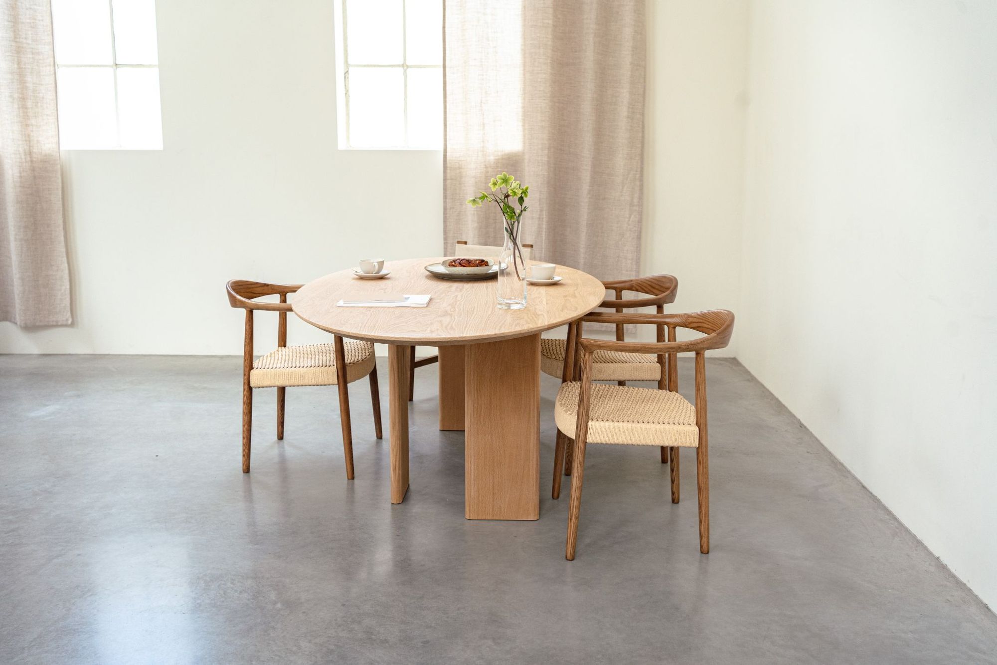 Ovale tafel in naturel kleur met 3 houten Artisan poten.