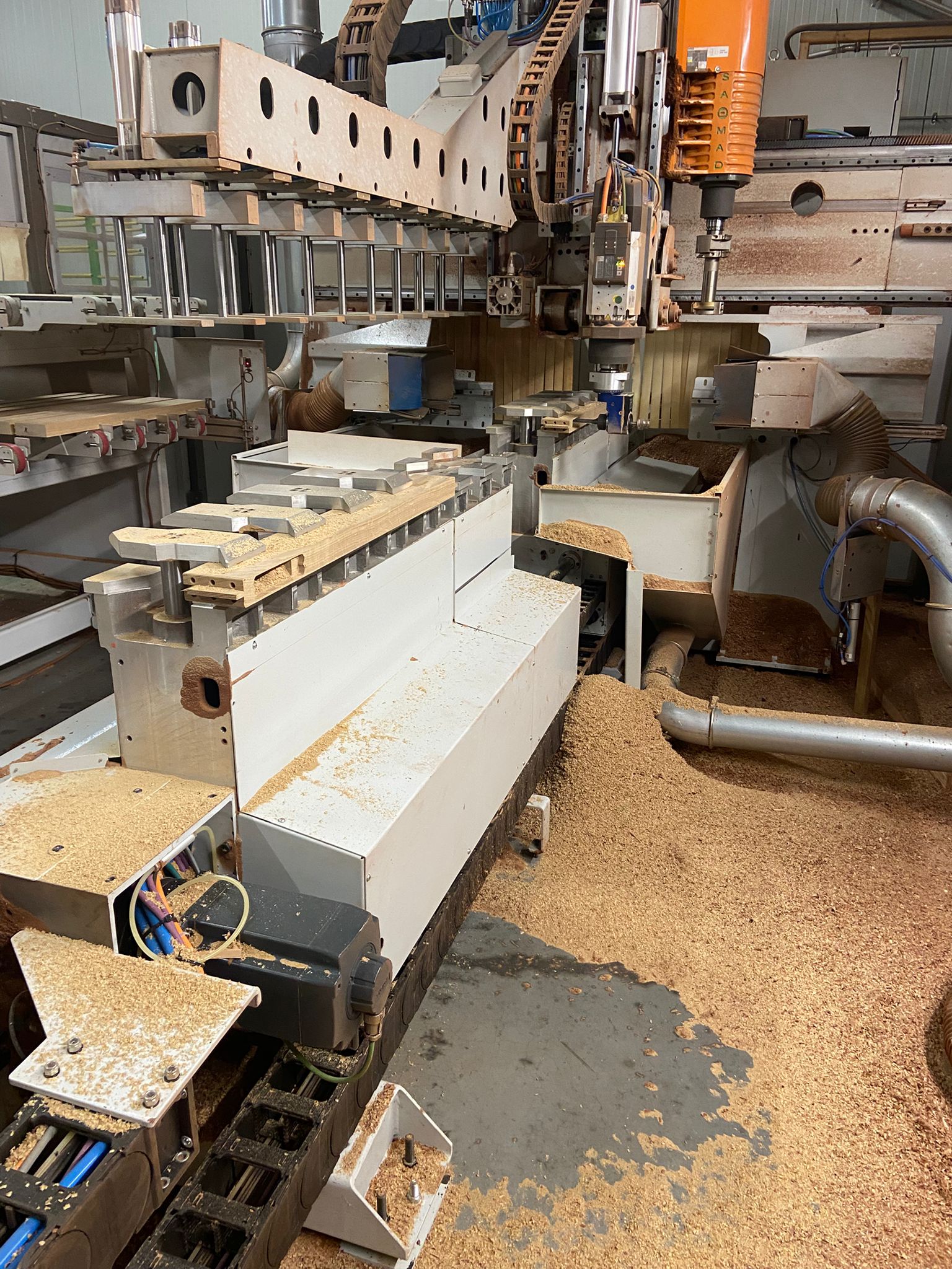 CNC productie van eiken deuronderdelen in de werkplaats