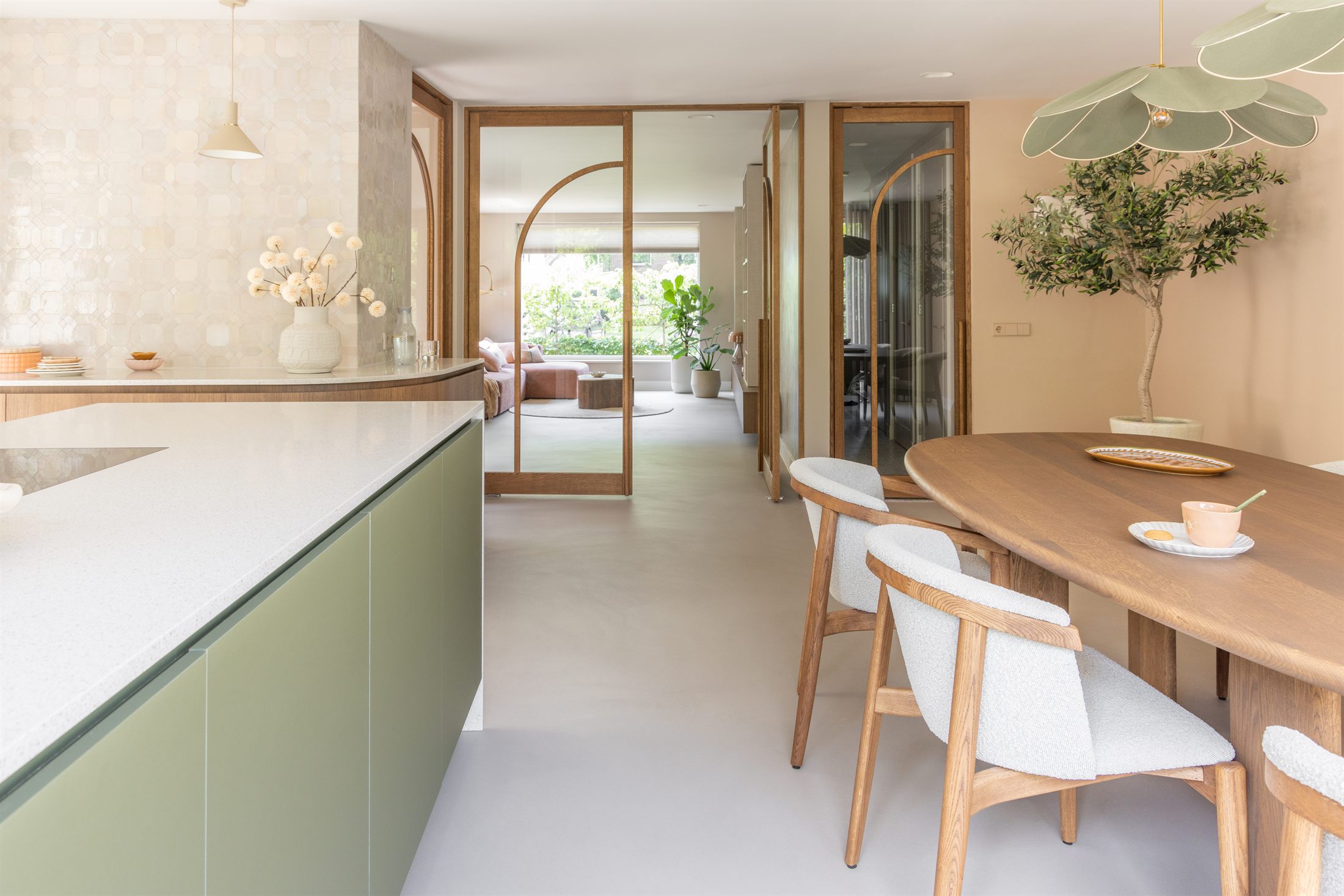Licht interieur met eiken tafel en houten deuren van Lijn M