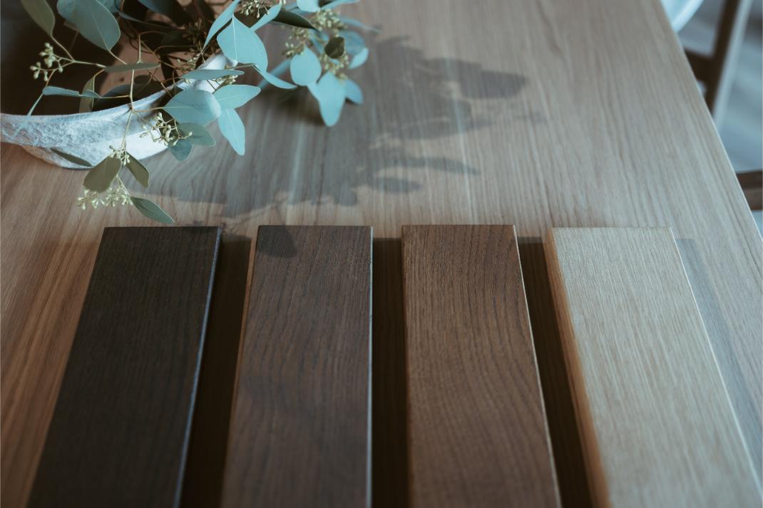 Eiken houtkleurstalen op een houten tafel in de showroom