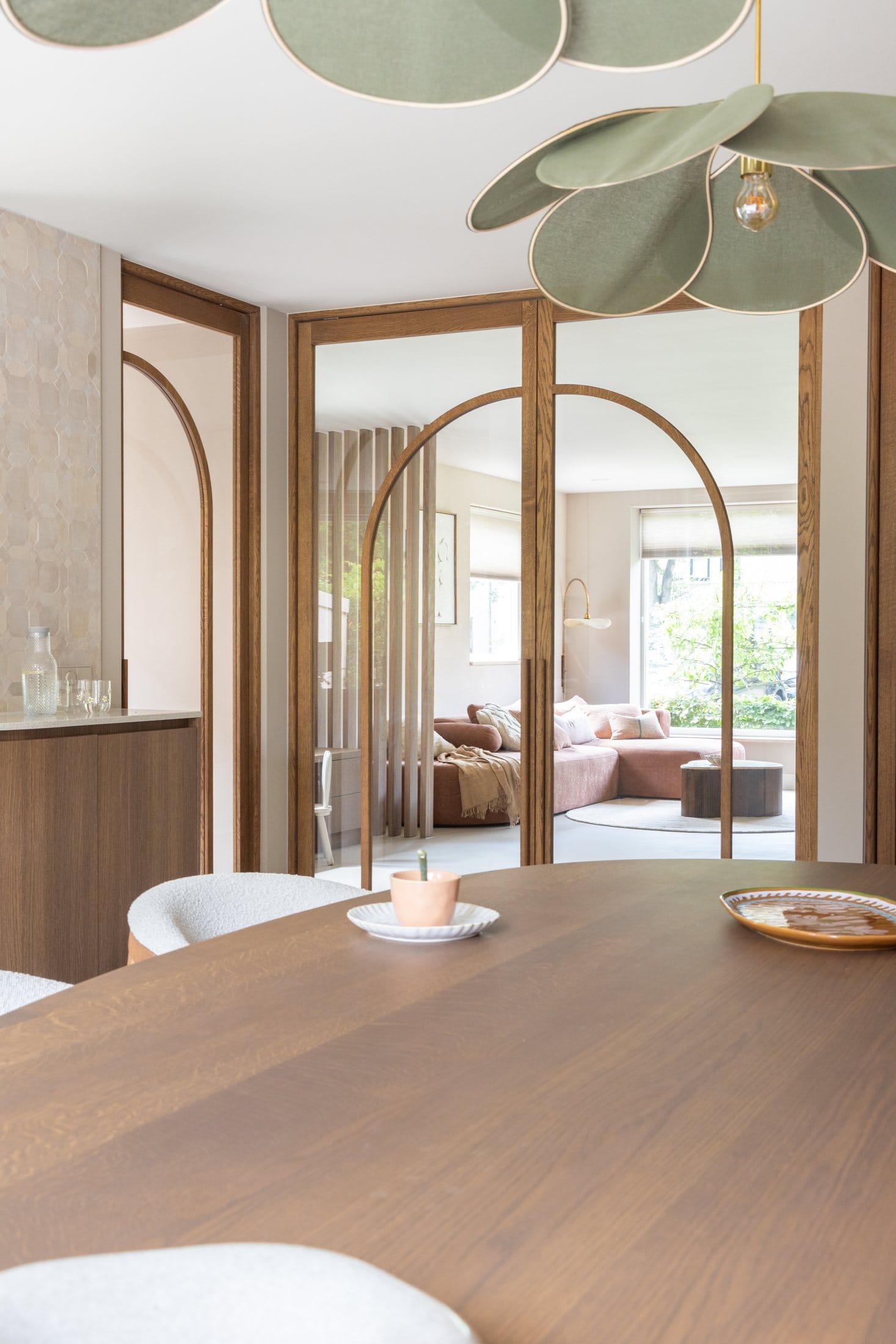 Tafel en stoelen met houten deuren in Project Bakkum