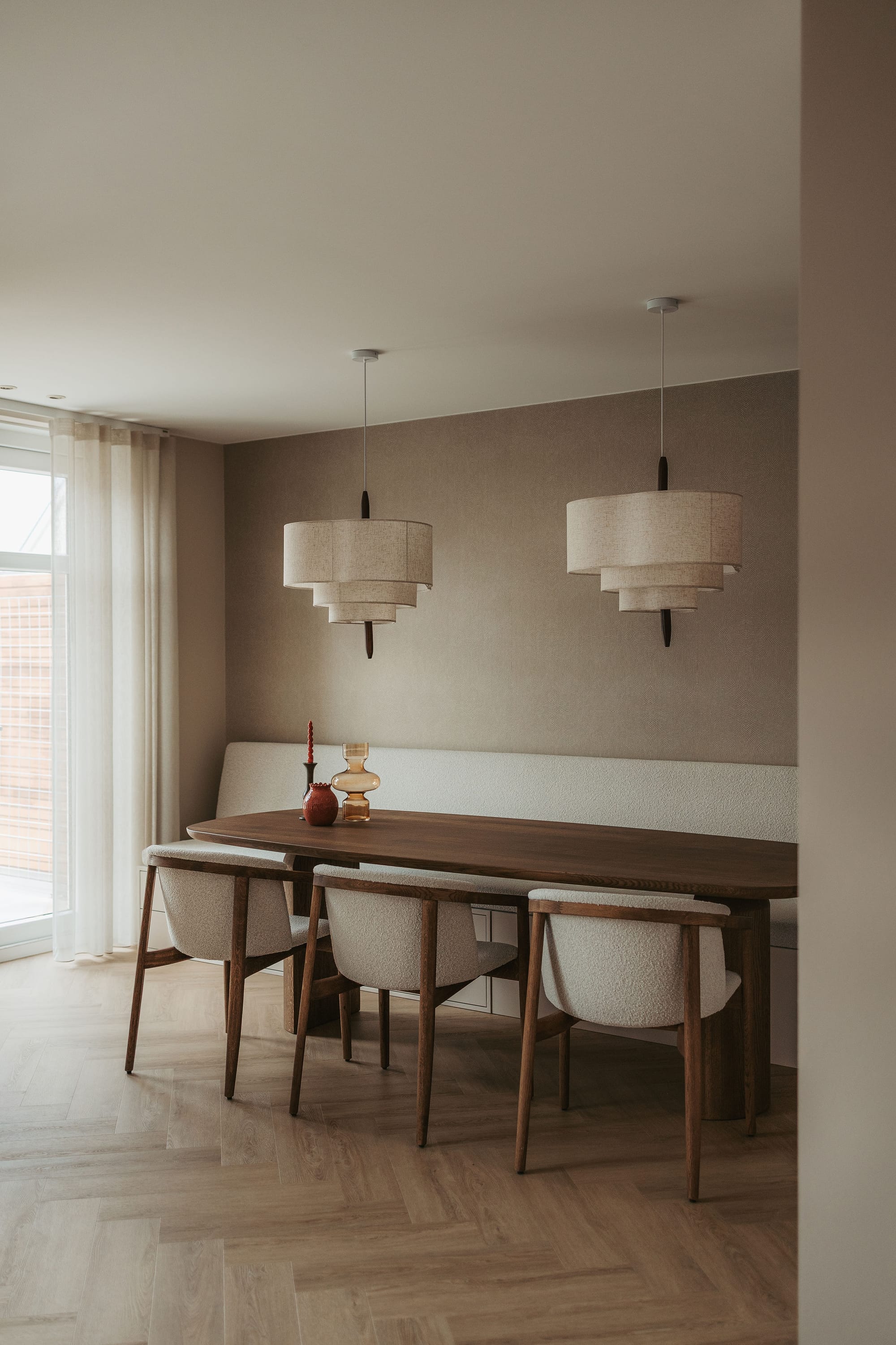 Overzicht van eethoek met Zenki tafel, Merano stoelen en custom eetbank