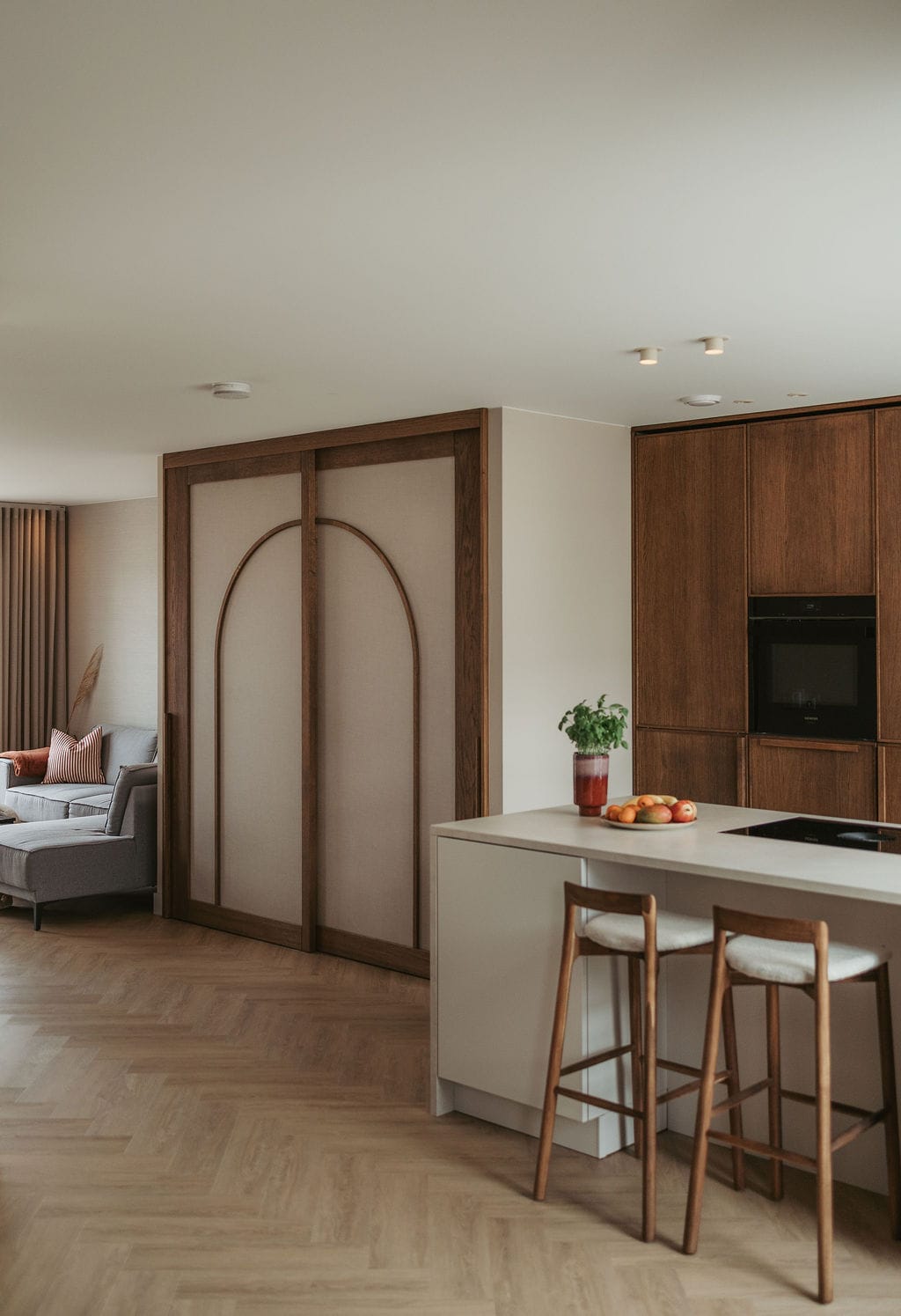 Schuifdeuren met decorpaneel voor een trappenhuis in Project Monster