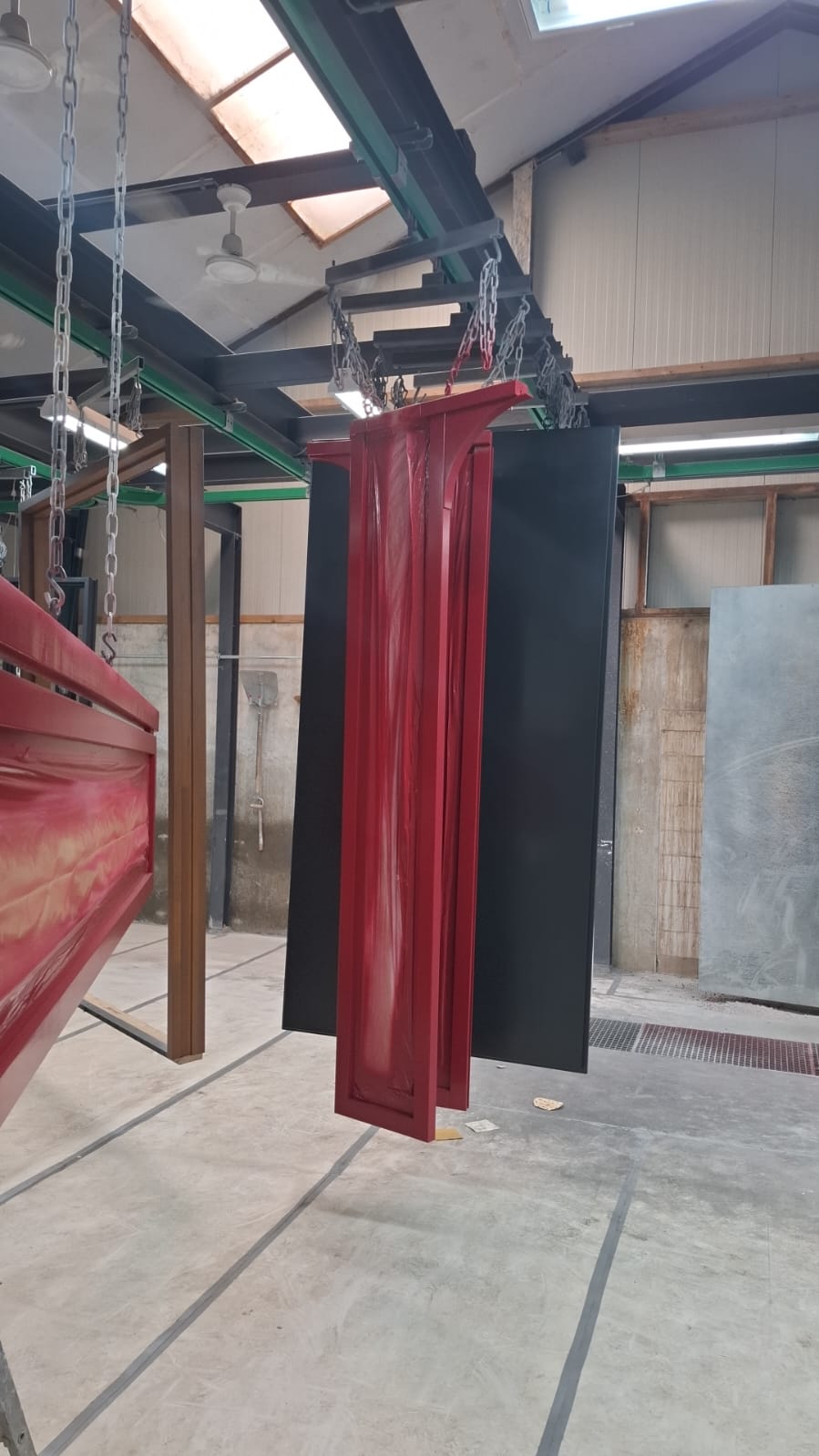 Rode maatwerkdeur hangend in de spuiterij