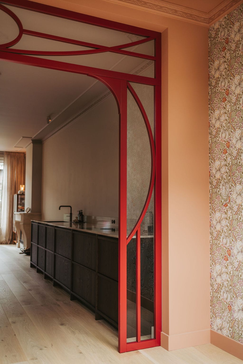 Rode roomdivider Den Haag beeld 2