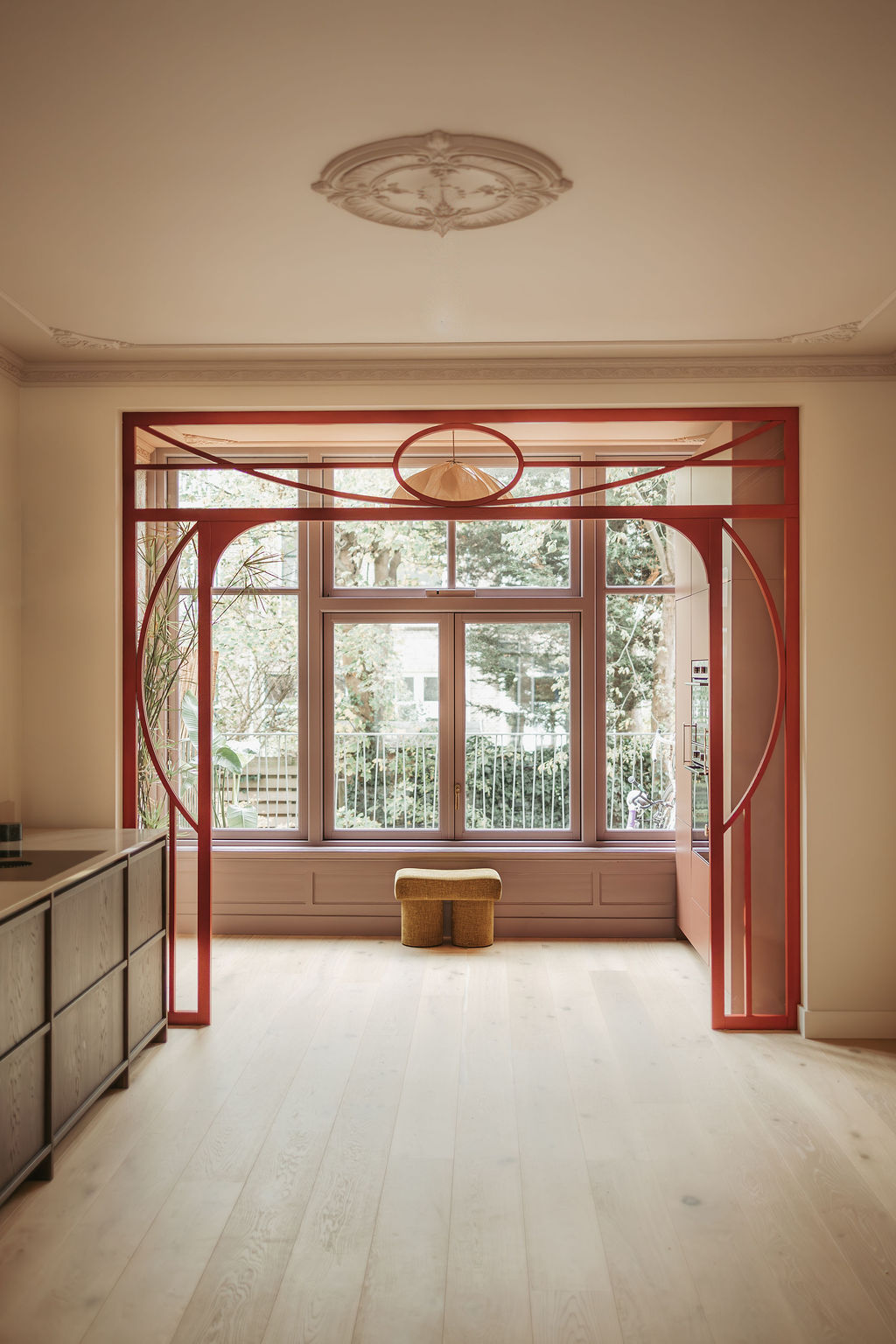 Rode roomdivider in een interieur in Den Haag