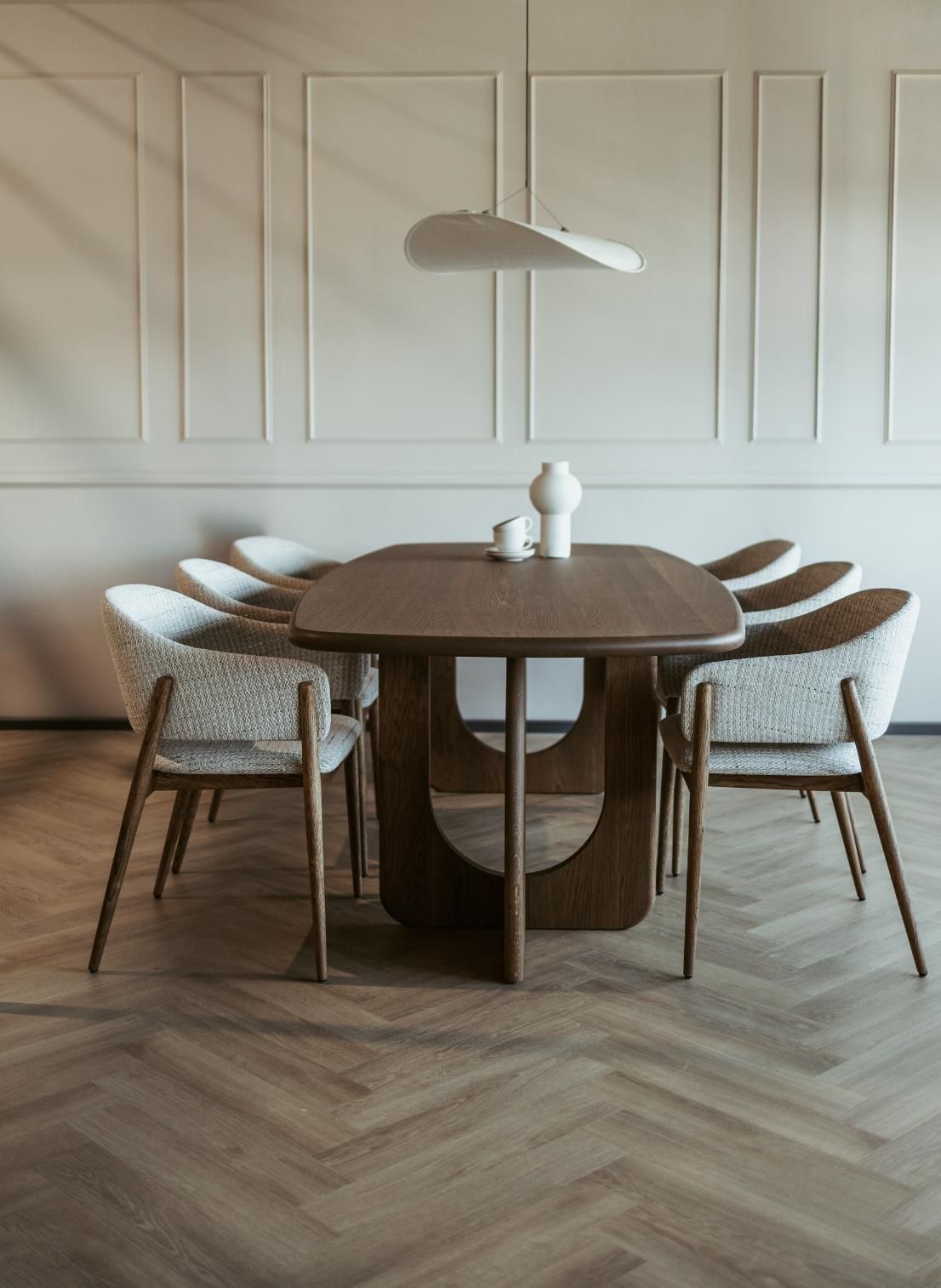 Deens ovale tafel model 'Enigma'