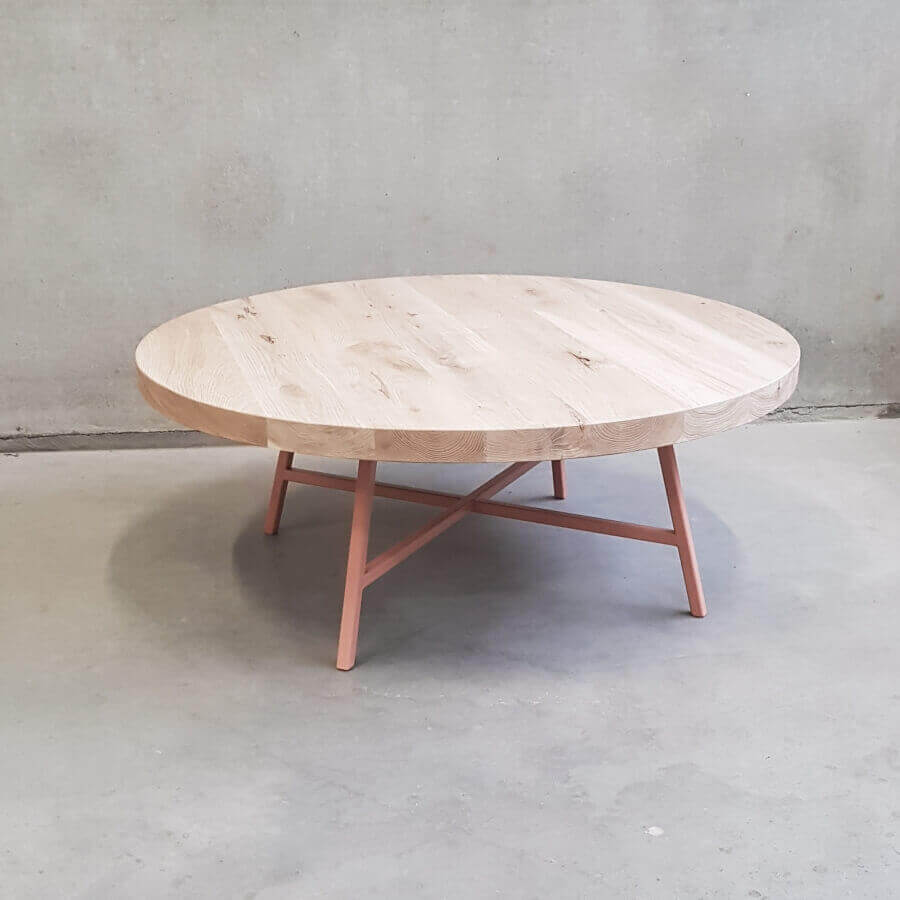 Schrikken Waterig paneel Ronde salontafel met eiken blad van 100 cm en roze onderstel van staal -  koop je online bij LijnM